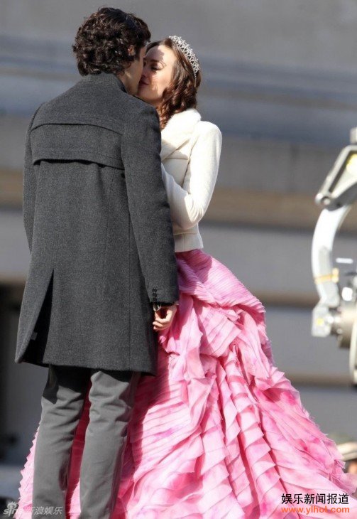  Leighton Meester与Penn Badgley于纽约Manhattan上东城拍摄影集”Gossip Girl”“绯闻女孩”的新集剧照曝光。 